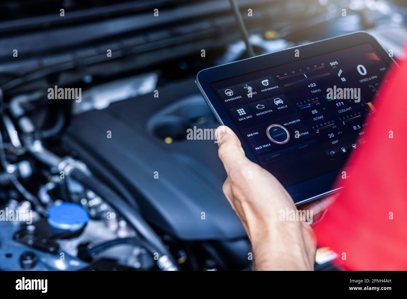 Kfz-Service-Mechaniker mit digitalen Tablet mit Diagnose-Software, um den Motorzustand zu überprüfen. Fahrzeuginspektion Stockfoto