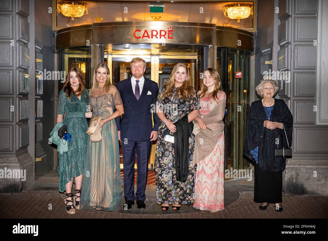 König Willem-Alexander, Königin Maxima, Prinzessin Amalia, Prinzessin Alexia, Prinzessin Ariane und Prinzessin Beatrix der Niederlande besuchen das Konzert âQueen Maxima a a life full of Musicâ anlässlich ihres 50. Geburtstages im Theater Carre am 12. Mai 2021 in Den Haag, Niederlande. Foto: Patrick van Katwijk / NIEDERLANDE OUT Stockfoto