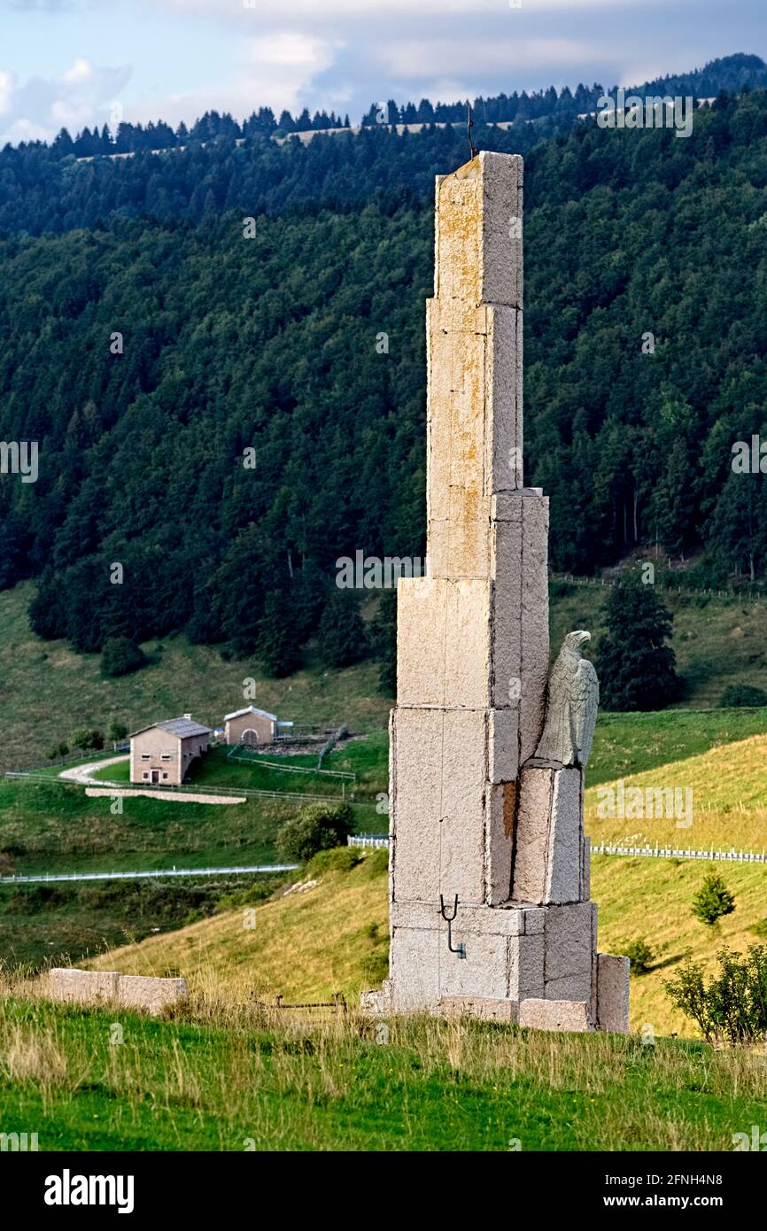 Fittanze-Pass: gedenkstein für den unbekannten Soldaten am Kriegsdenkmal. Lessinia, Provinz Verona, Venetien, Italien, Europa. Stockfoto