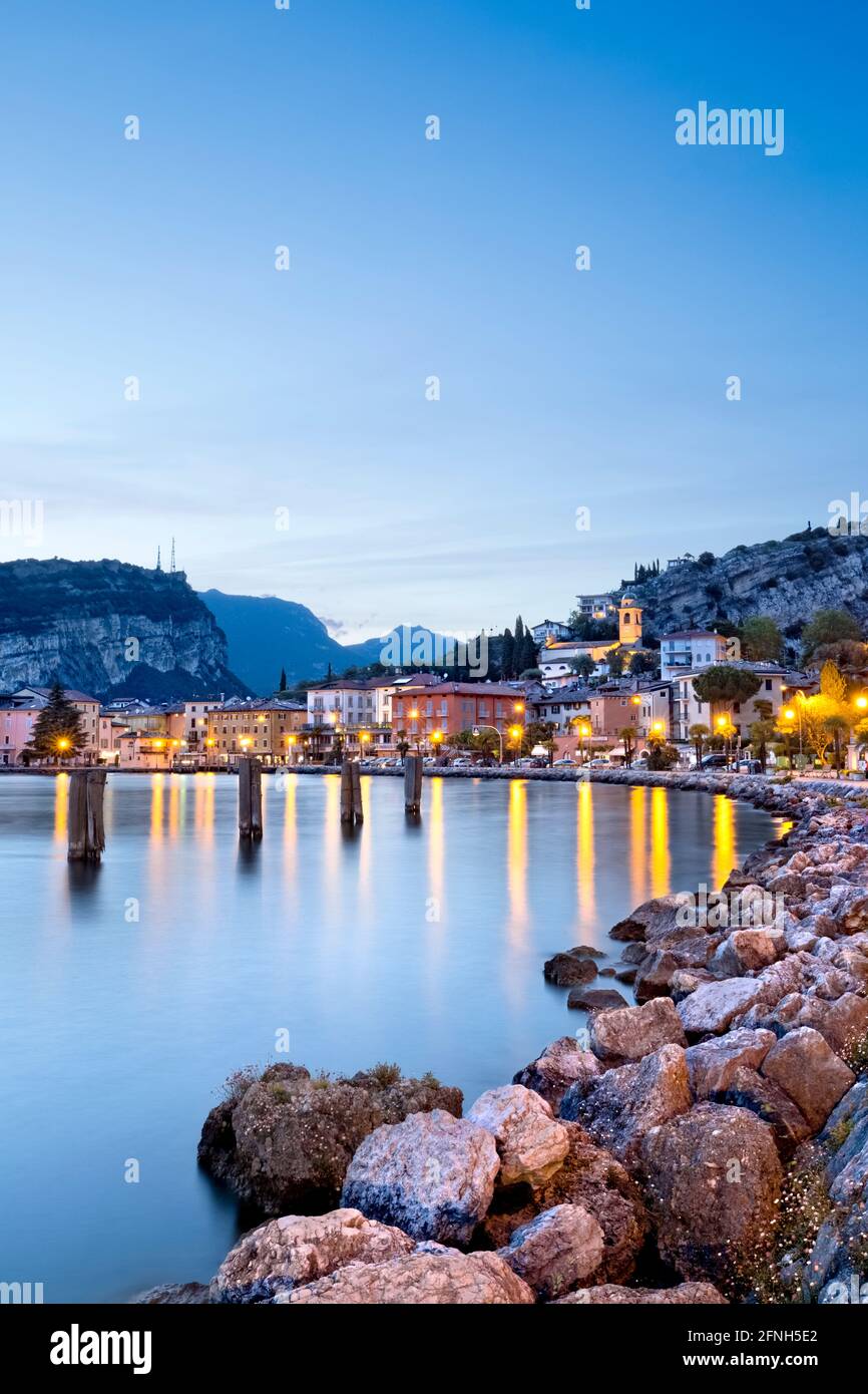 Die Nacht fällt auf das Dorf Torbole am Gardasee. Provinz Trient, Trentino-Südtirol, Italien, Europa. Stockfoto