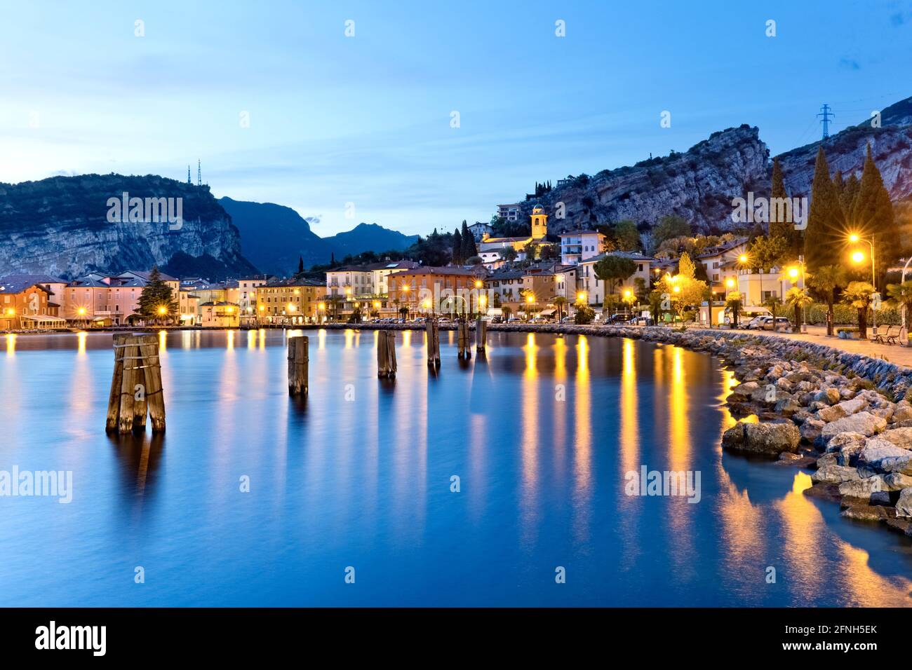 Die Nacht fällt auf das Dorf Torbole am Gardasee. Provinz Trient, Trentino-Südtirol, Italien, Europa. Stockfoto