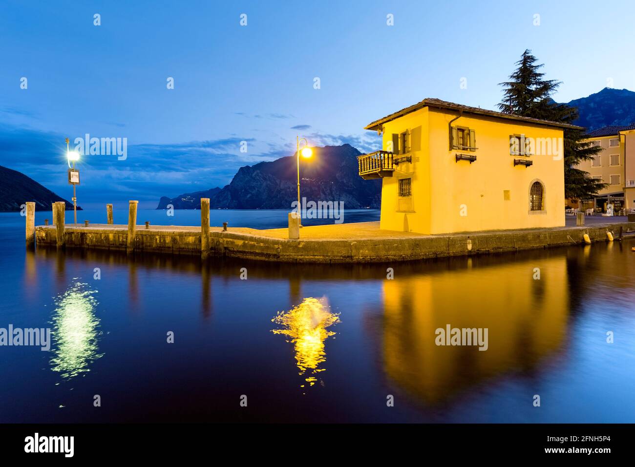 Die Nacht fällt auf den Hafen von Torbole am Gardasee. Provinz Trient, Trentino-Südtirol, Italien, Europa. Stockfoto