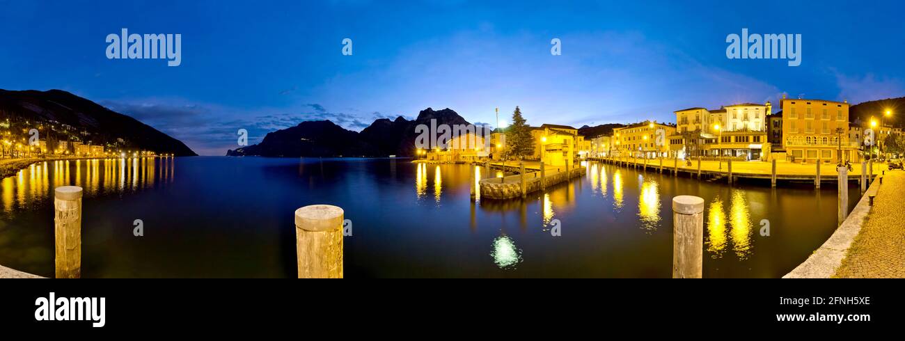 Die Nacht fällt auf den Hafen von Torbole am Gardasee. Provinz Trient, Trentino-Südtirol, Italien, Europa. Stockfoto