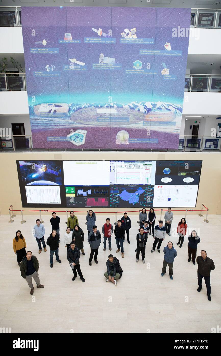 (210517) -- PEKING, 17. Mai 2021 (Xinhua) -- einige Forscher des chinesischen Large High Altitude Air Shower Observatory (LHAASO) posieren für ein Gruppenfoto am Institut für Hochenergiephysik (IHEP) der chinesischen Akademie der Wissenschaften (CAS) in Peking, der Hauptstadt Chinas, am 19. Januar 2021. Chinesische Wissenschaftler haben ein Dutzend ultrahochenergetischer (UHE) kosmischer Beschleuniger innerhalb der Milchstraße entdeckt, ein Fund, der das Verständnis der Menschheit über die Galaxie kippen und helfen könnte, den Ursprung der kosmischen Strahlung aufzudecken, was Wissenschaftler seit einem Jahrhundert verwirrt. Die Ergebnisse basierten auf den Beobachtungen von Stockfoto
