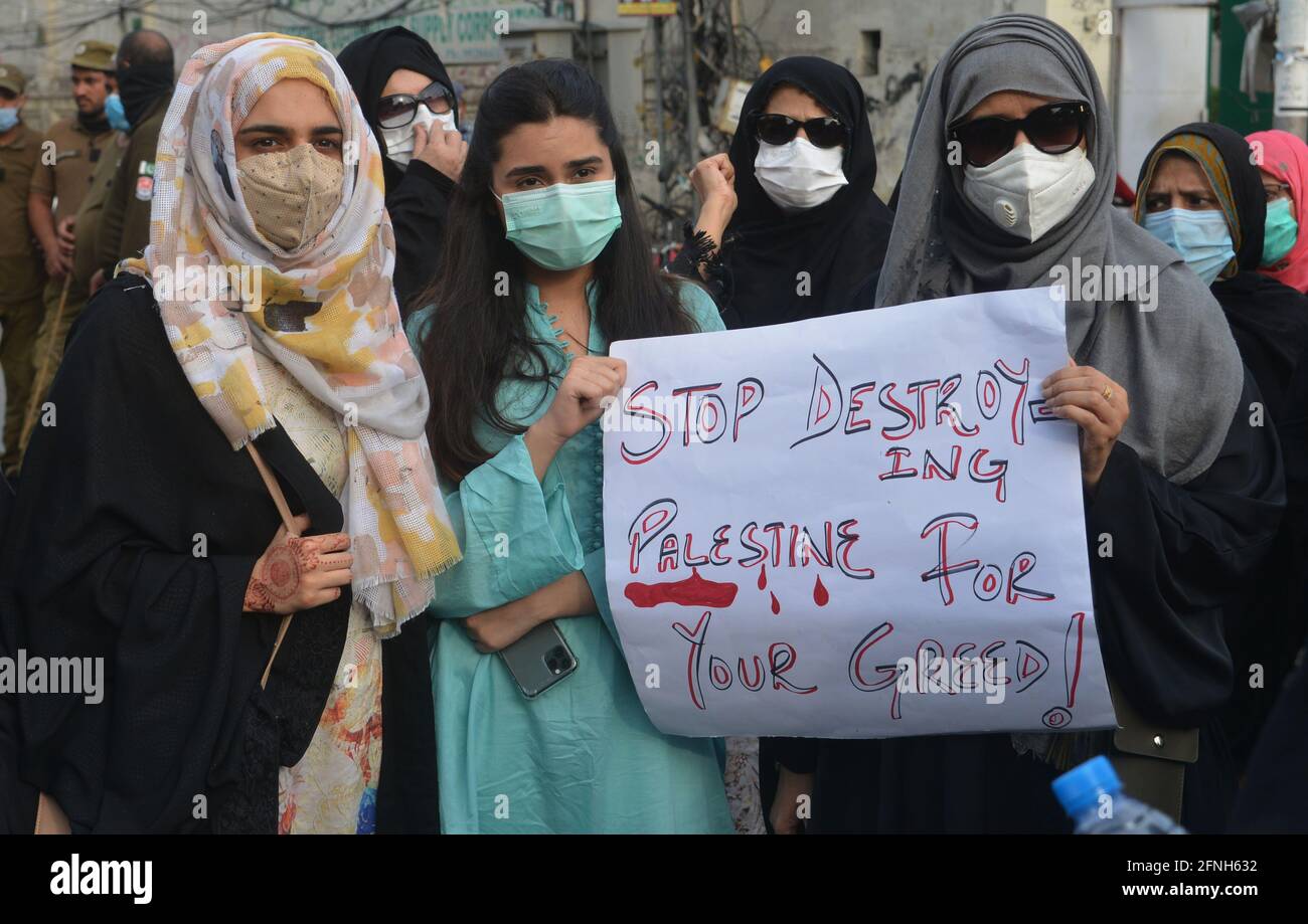 Pakistanische schiitische Muslime, Frauen und Kinder, nehmen an einer Kundgebung Teil, um die Anwendung von Gewalt gegen Palästinenser im Gazastreifen in Lahore, Pakistan, am 16. Mai 2021 zu verurteilen. (Foto von Rana Sajid Hussain / Pacific Press/Sipa USA) Stockfoto