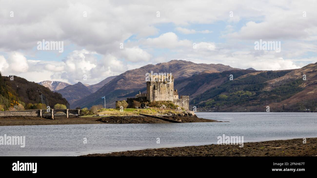 Panorama von Eilean Donan Castle am Loch Duich Schottland in Sonnenschein Stockfoto