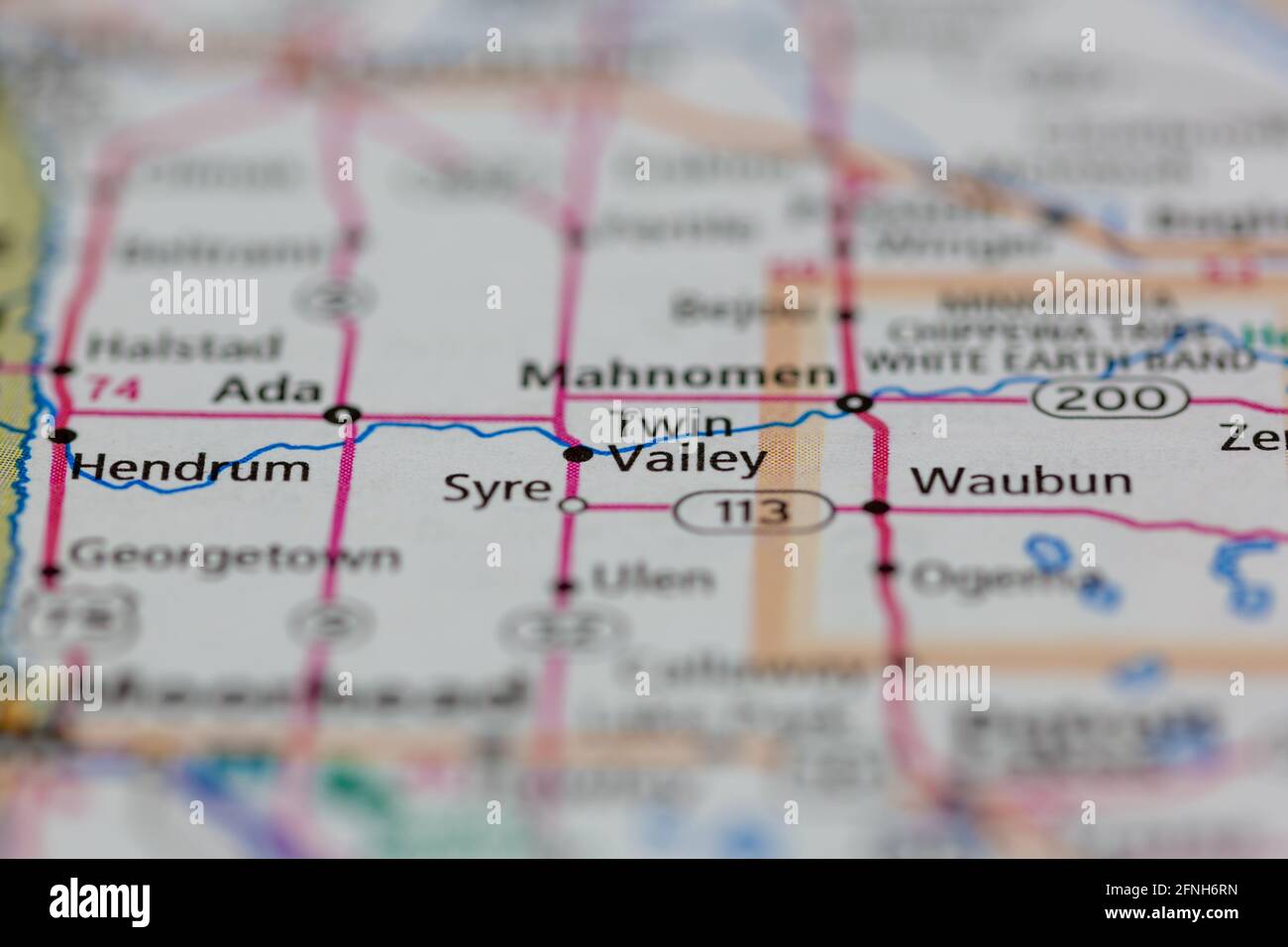 05-17-2021 Portsmouth, Hampshire, UK, Twin Valley Minnesota USA auf einer Geographie- oder Straßenkarte angezeigt Stockfoto