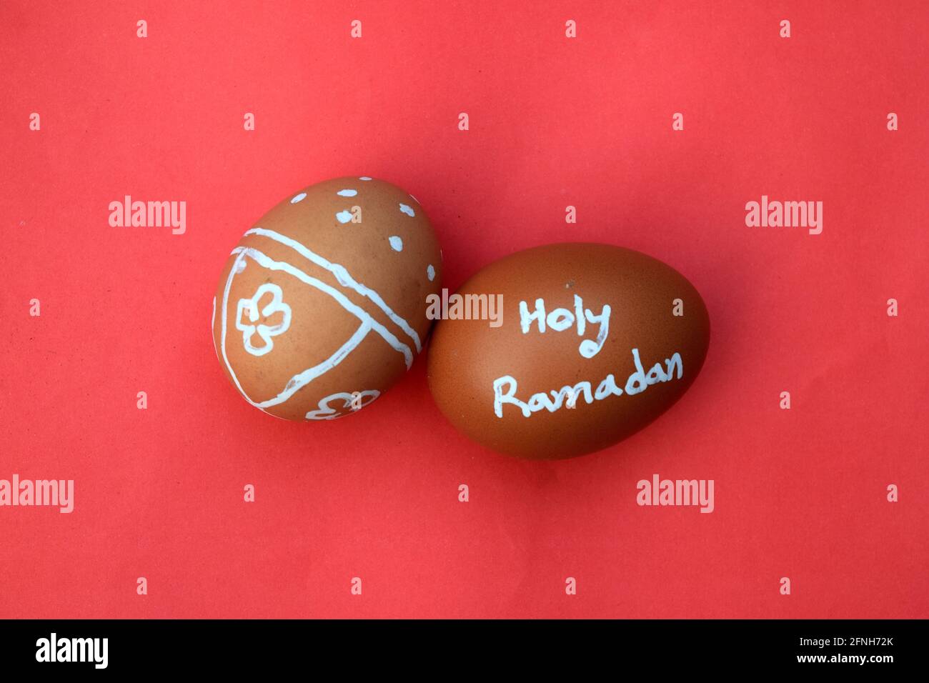 Heilige Ramadan Hand Typografie auf dem Ei. Roter isolierter Hintergrund. Stockfoto