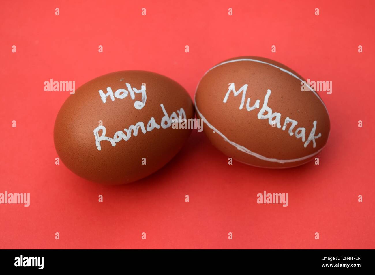 Holy Ramadan Mubarak Hand Typografie auf dem Ei. Roter isolierter Hintergrund. Stockfoto