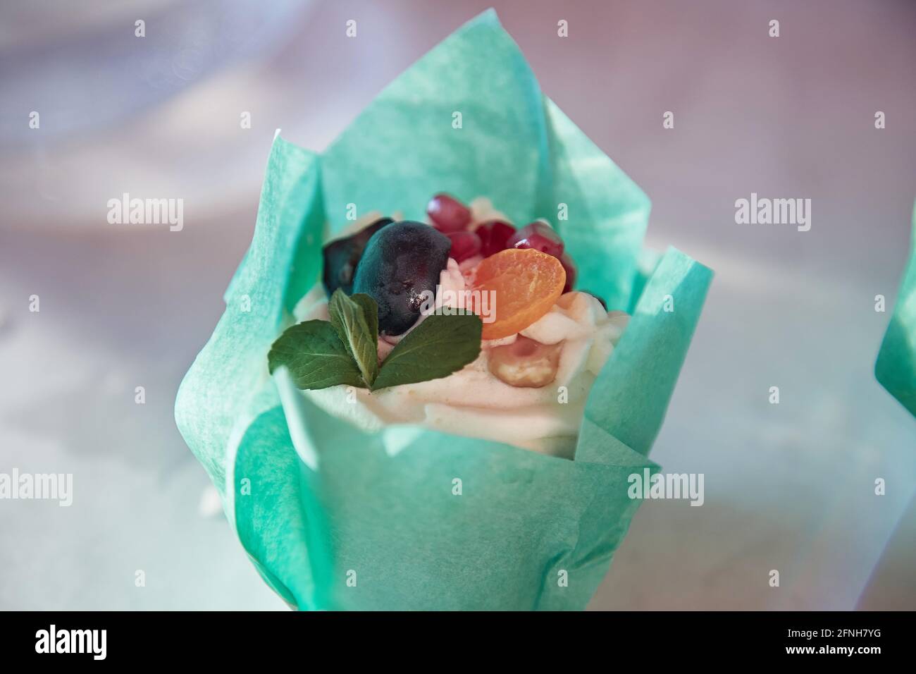 Eingewickelte Obst- und Minzkuchen, eine Alternative zum Geburtstagstorte. Zuckerfrei. Draufsicht. Speicherplatz kopieren. Happy Birthday Konzept oder Happy Holidays. Stockfoto