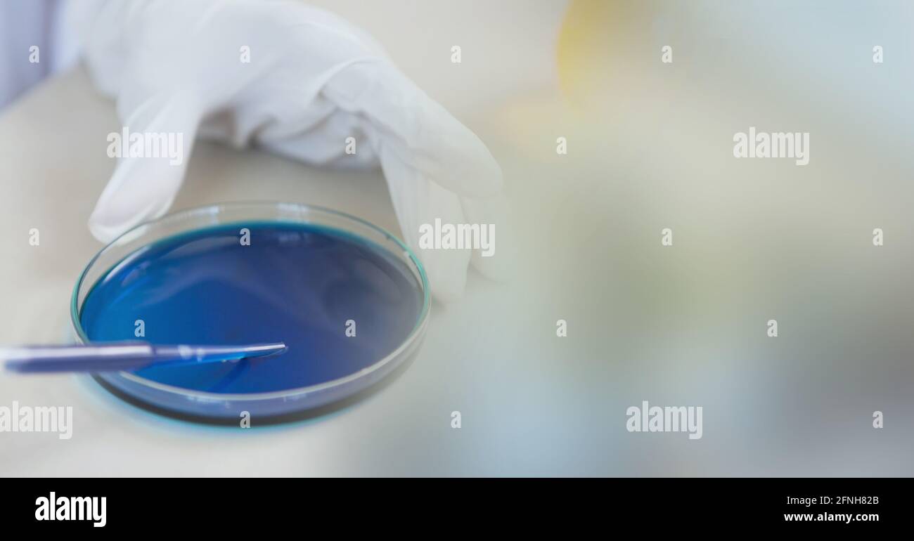 Zusammensetzung einer Wissenschaftlerin im Labor mit Pipette mit Bewegungsunschärfe. Wissenschaft und Forschungstechnik Konzept digital generiertes Bild. Stockfoto