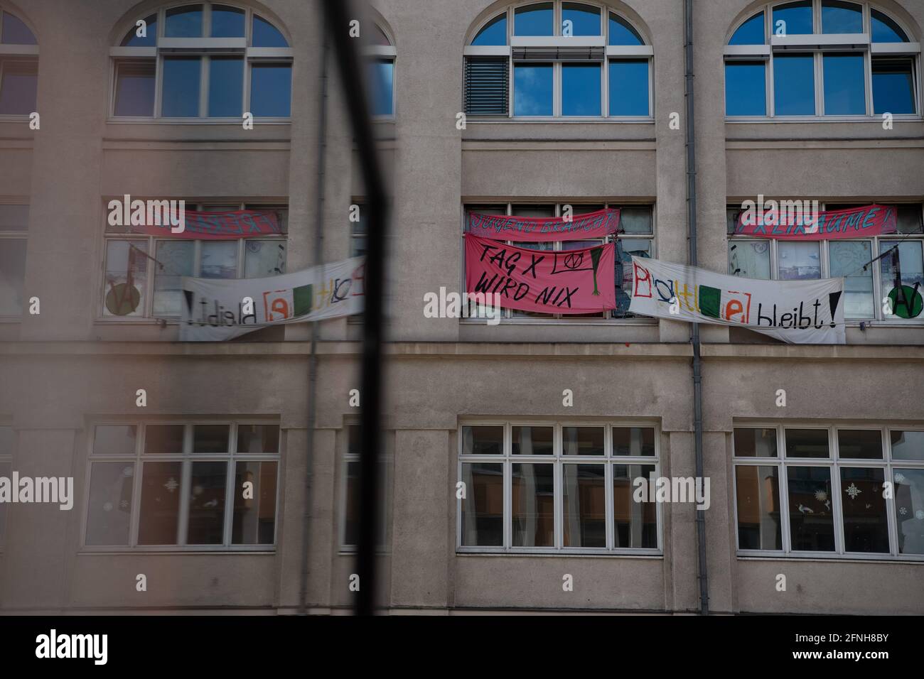 Berlin, Deutschland. Mai 2021. An dem Gebäude, in dem sich das Jugendzentrum Potse befindet, hängen Banner. Fast in letzter Minute ist die drohende Räumung des Zentrums in Berlin-Schöneberg für den Moment vom Tisch. Der für diesen Mittwoch (19.05.2021) geplante Termin wird ausgesetzt und frühestens auf Juli verschoben, teilte das selbstverwaltete Jugendzentrum am Montag mit. Quelle: Paul Zinken/dpa-Zentralbild/dpa/Alamy Live News Stockfoto