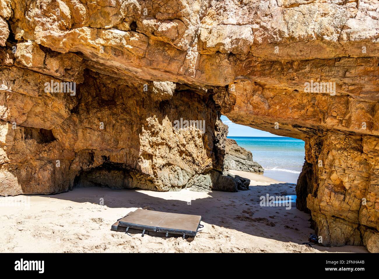 Sicherheitsmatte für Kletterer am Strand an den steilen Felsen der Algarve, Portugal, Europa Stockfoto