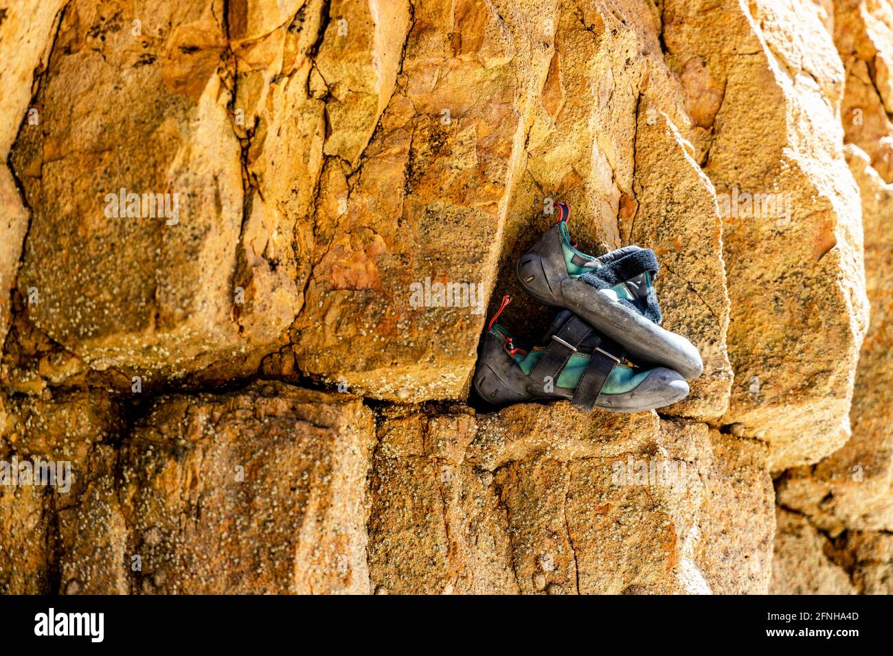 Professionelle Kletterschuhe auf dem Felsen am Strand mit Speicherplatz kopieren Stockfoto
