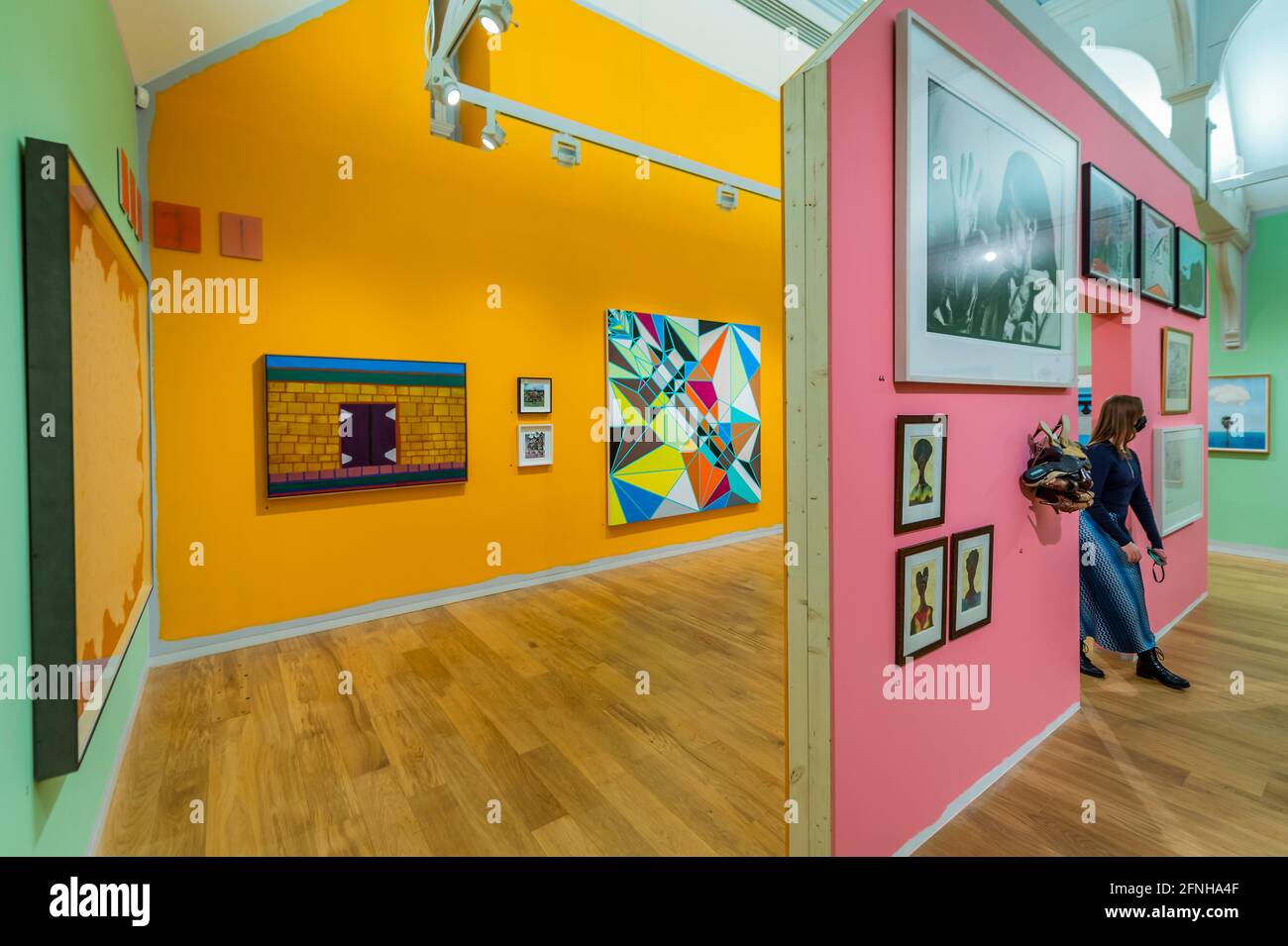 London, Großbritannien. Mai 2021. Installationsansichten von desde el Salón (aus dem Wohnzimmer): Sol Calero erkundet die Hiscox-Sammlung. Sie umfasst bedeutende Kunstwerke von Joan Miró, Annie Leibovitz, Sarah Morris, John Baldessari und mehr. Die neuen Ausstellungen der Whitechapel Gallery, die nach der letzten Sperre wieder eröffnet werden, werden mit einem Einbahnsystem um die Galerie herum und anderen Coronavirus-Vorsorgemaßnahmen stattfinden. Kredit: Guy Bell/Alamy Live Nachrichten Stockfoto