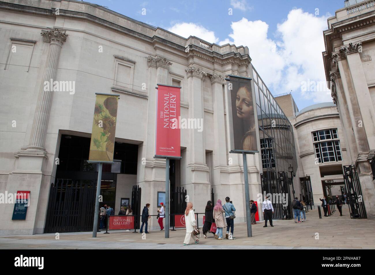 London, Großbritannien. Mai 2021. Da Lockdown-Beschränkungen Londoner lockern, besuchen Sie Museen und essen drinnen. In der National Gallery am Trafalgar Square stehen Besucher mit vorab reservierten Tickets an, um einzuchecken und ihre Hände zu desinfizieren. Quelle: Anna Watson/Alamy Live News Stockfoto