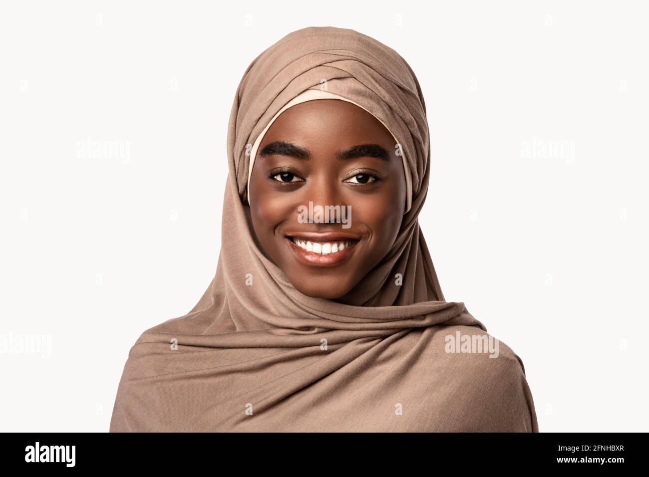 Porträt einer schönen jungen afroamerikanischen Frau lächelnd Stockfoto