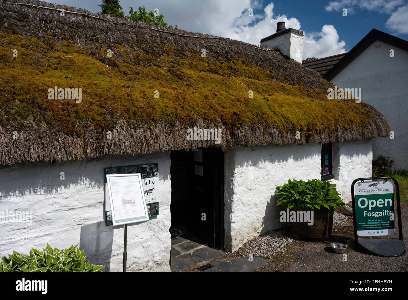 Glencoe, Schottland, Großbritannien - 16 2021. Mai: Außenansicht des Glencoe Folk Museums im Dorf Glencoe, Schottische Highlands an einem sonnigen Tag. Stockfoto