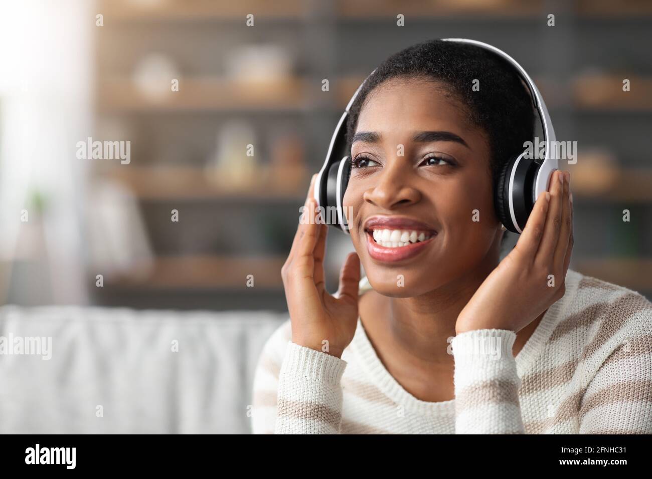 Nahaufnahme Der Schönen Schwarzen Frau, Die Musik In Kabelloses Hörbild Hören Kopfhörer Stockfoto