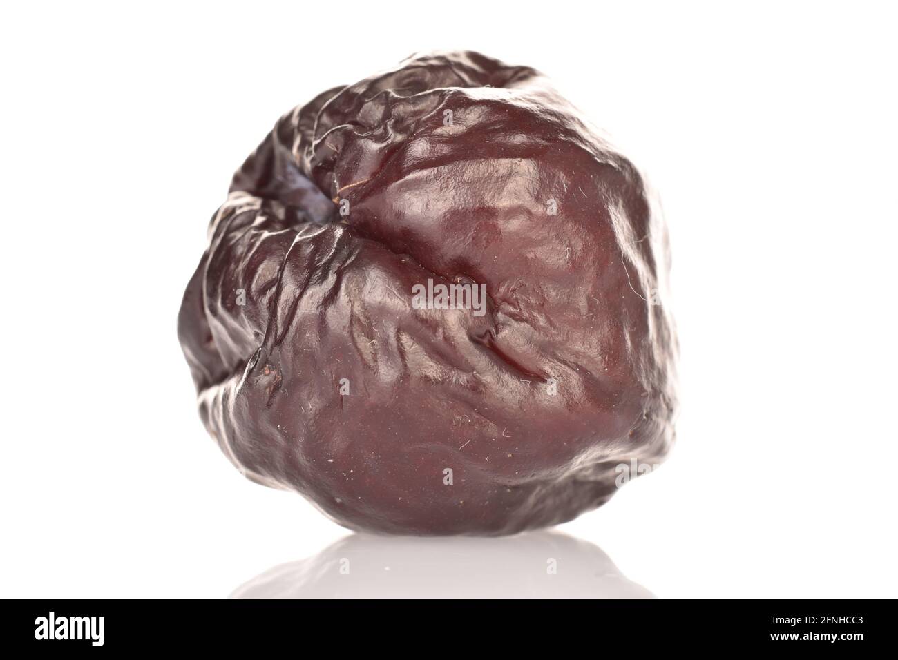 Dunkelgetrocknete Pflaumen, Makro, auf weißem Hintergrund. Stockfoto