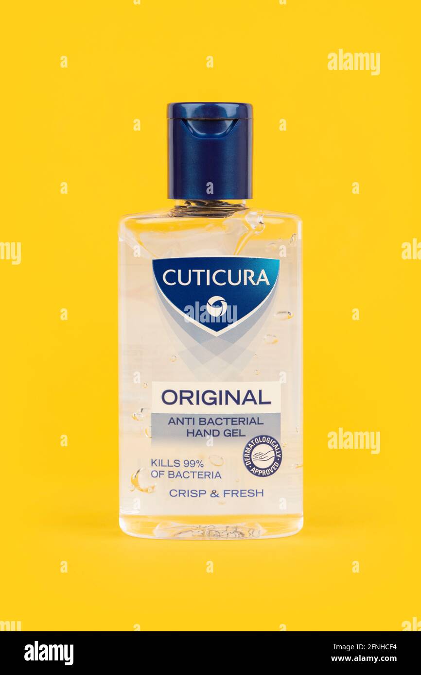 Eine Flasche Cuticura Original antibakterielles Handgel auf gelbem Hintergrund. Stockfoto