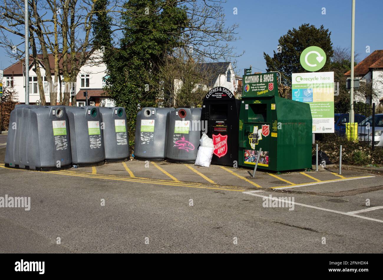 Wokingham, Großbritannien - 28. Februar 2021: Große Mülltonnen zum Recycling von kleinen Gegenständen wie Flaschen, Dosen und Kleidung auf einem Parkplatz im Zentrum von Wokingham, Be Stockfoto