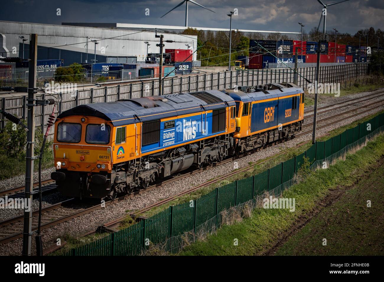 GB Railfreight Class 66 - 66731 „Captain Tom Moore“, mit Class 92 - 92020, Passing DIRFT. Stockfoto