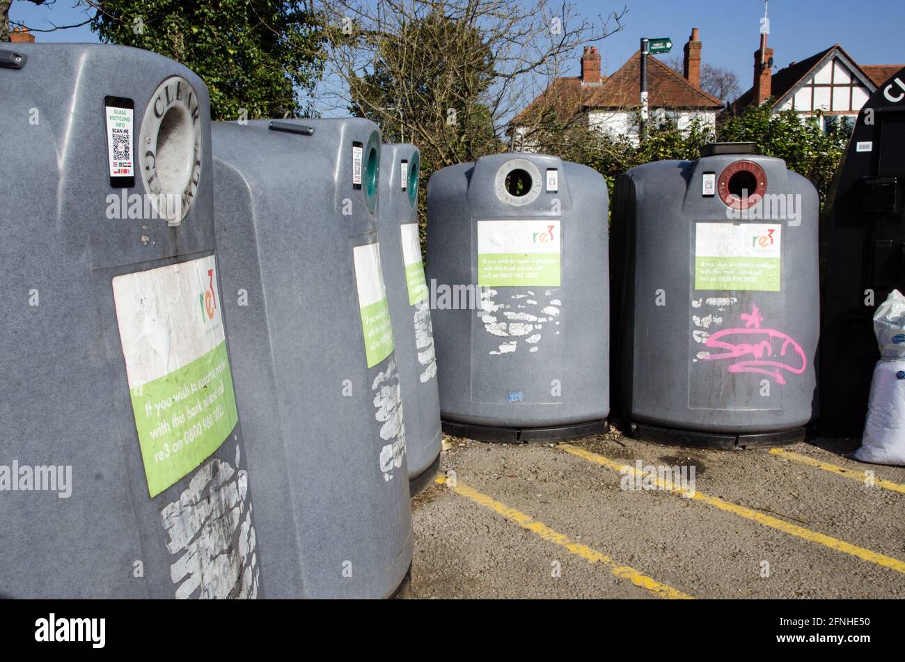 Wokingham, Großbritannien - 28. Februar 2021: Große Behälter zum Sammeln von unerwünschtem Glas für das Recycling auf einem Parkplatz im Stadtzentrum von Wokingham, in der Grafschaft Békshire. Auf einem angezeigt Stockfoto
