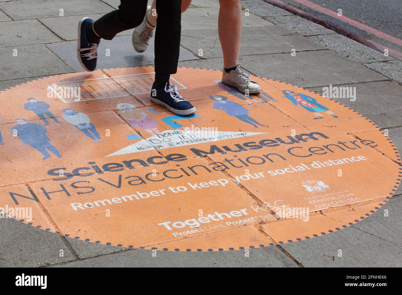 London, Großbritannien, 17. Mai 2021: Im Science Museum wird ein Impfzentrum eröffnet. Einer der Straßenabziehbilder wurde von einem Anti-Vaxxxer entstellt, um zu lesen: „Don't Do IT!! Menschliches Experimentieren!!“ Anna Watson/Alamy Live News Stockfoto