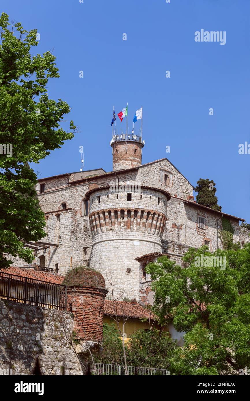 Mittelalterliche Burg in der Stadt Brescia, Lombardei, Italien (Vertikales Foto) Stockfoto