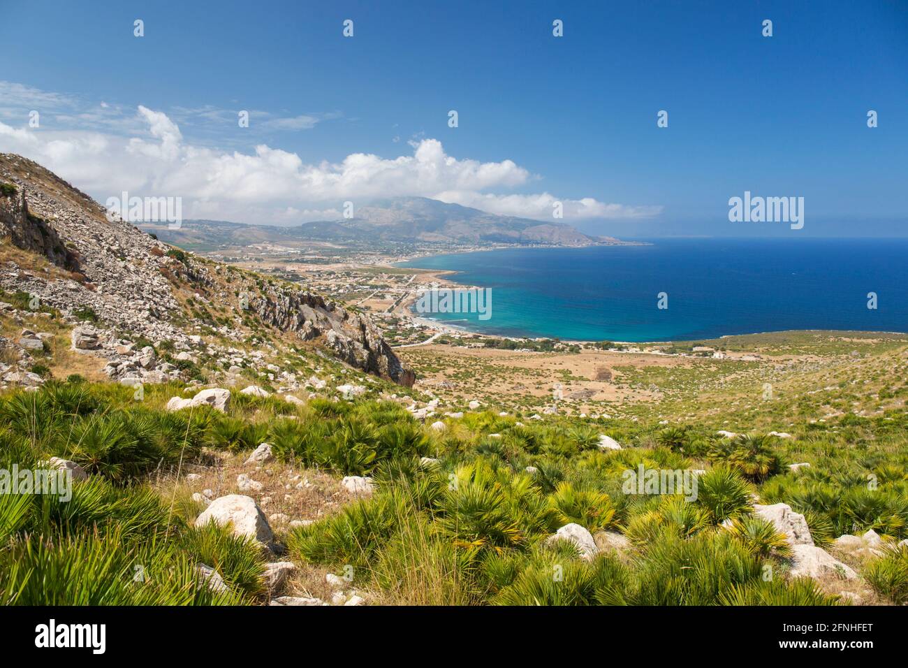 Custonaci, Trapani, Sizilien, Italien. Blick von den trostigen, felsigen Hängen des Monte Cofano über den Golf von Bonagia zum entfernten Monte Erice. Stockfoto