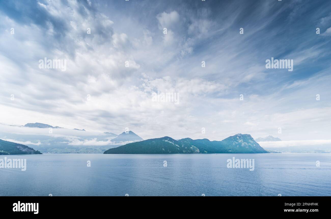 Alle Halbtöne sind blau. Erstaunliches Panorama auf die Alpen und den Vierwaldstättersee. Schweiz. Stockfoto