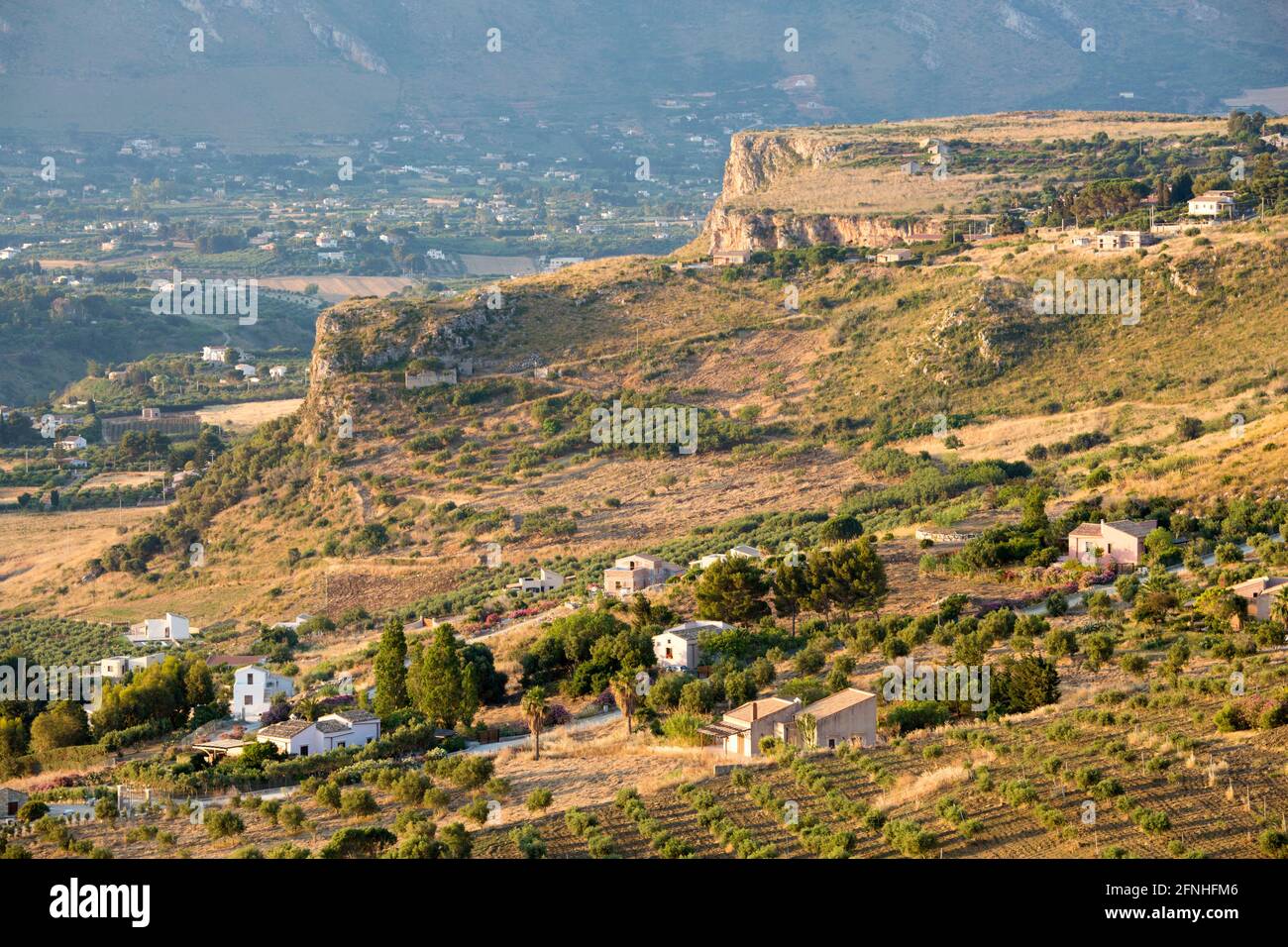 Scopello, Trapani, Sizilien, Italien. Blick über die typische landwirtschaftliche Landschaft vom Torre Bennistra, Sonnenaufgang. Stockfoto