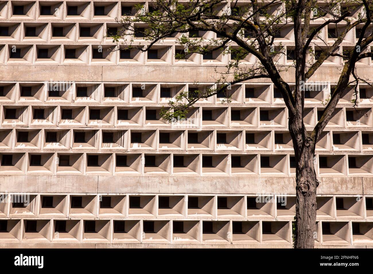 Universitäts- und Stadtbibliothek in der Kerpener Straße im Stadtteil Lindenthal, erbaut 1966 nach Plänen des Architekten Rolf Gutbrod, Köln. Stockfoto