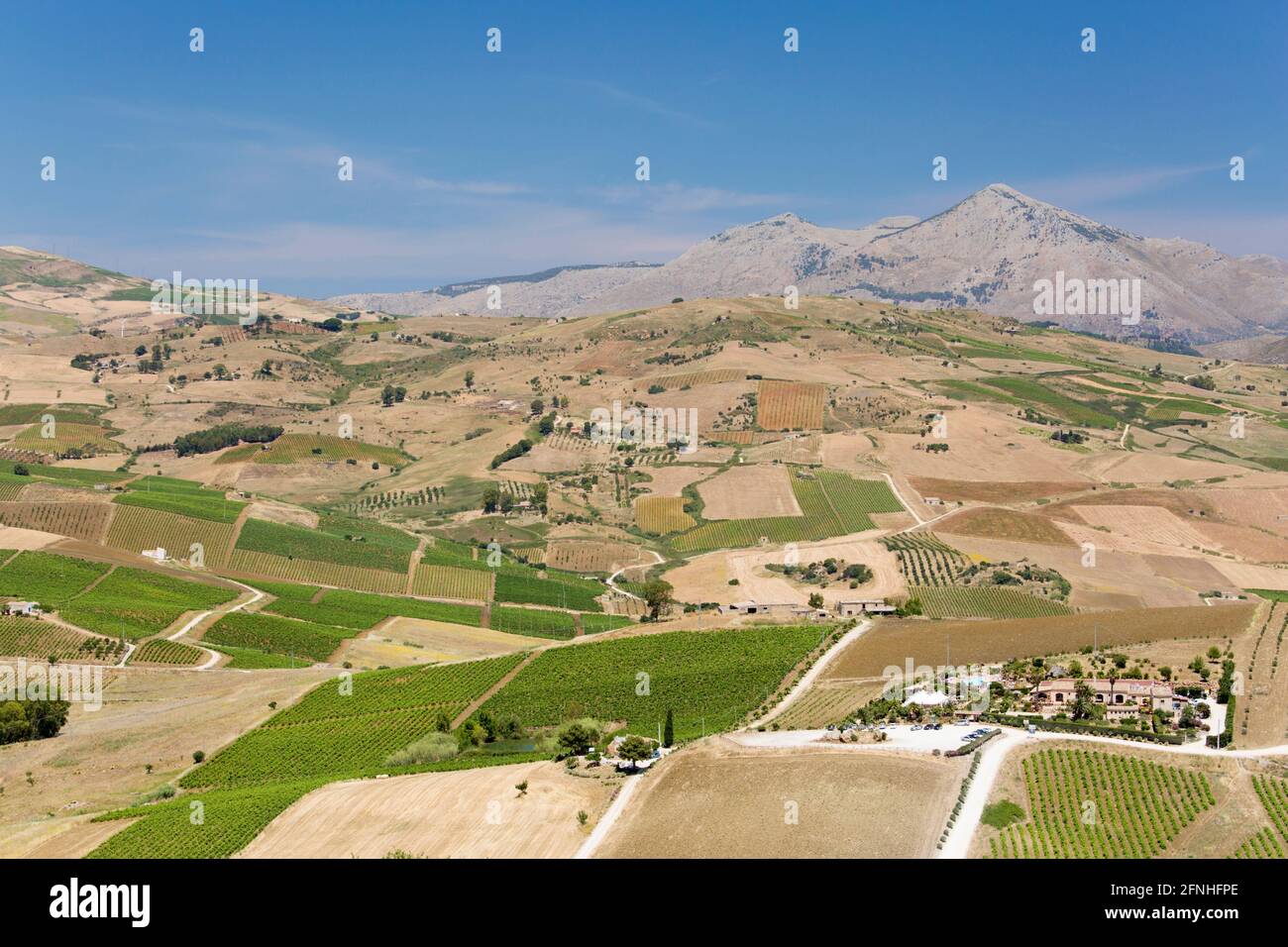 Calatafimi-Segesta, Trapani, Sizilien, Italien. Blick über typische landwirtschaftliche Flächen von den Hängen des Monte Bàrbaro, archäologische Stätte Segesta. Stockfoto