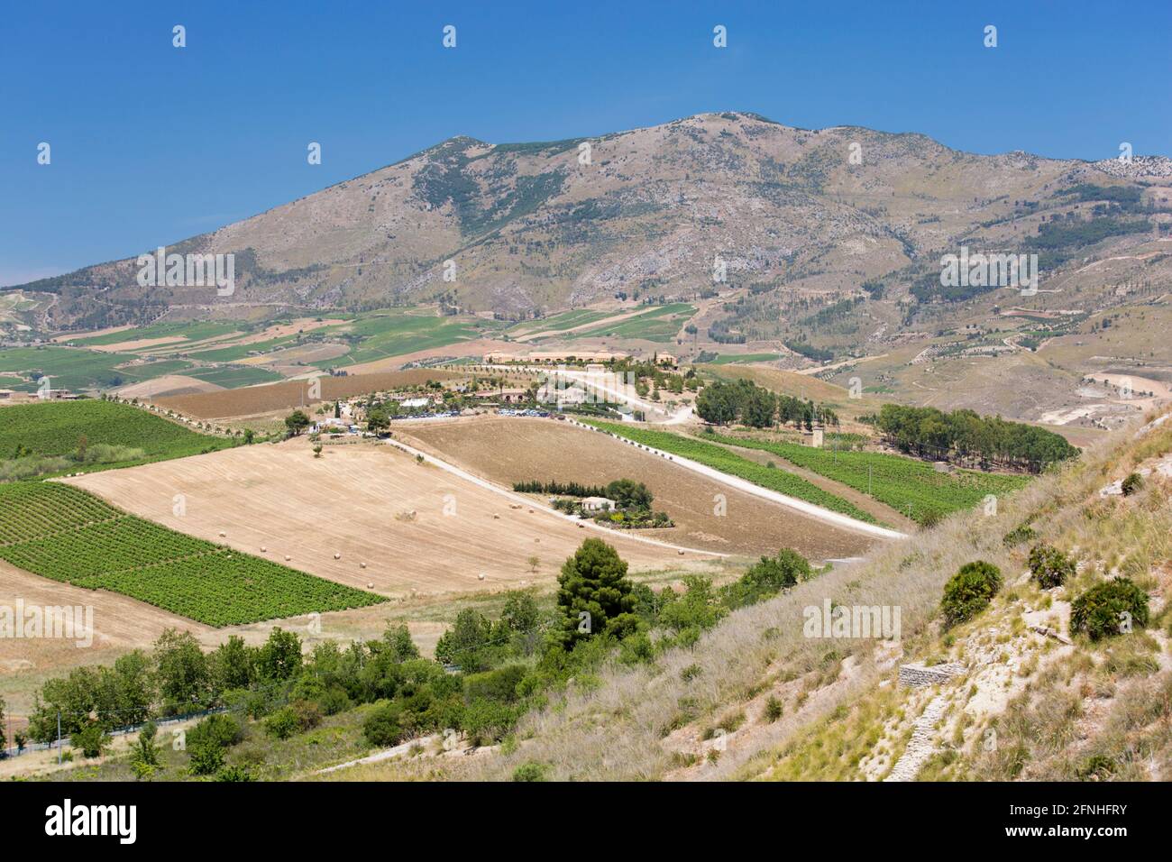 Calatafimi-Segesta, Trapani, Sizilien, Italien. Blick über landwirtschaftliche Flächen auf den Monte Inici von den Hängen des Monte Bàrbaro, archäologische Stätte Segesta. Stockfoto