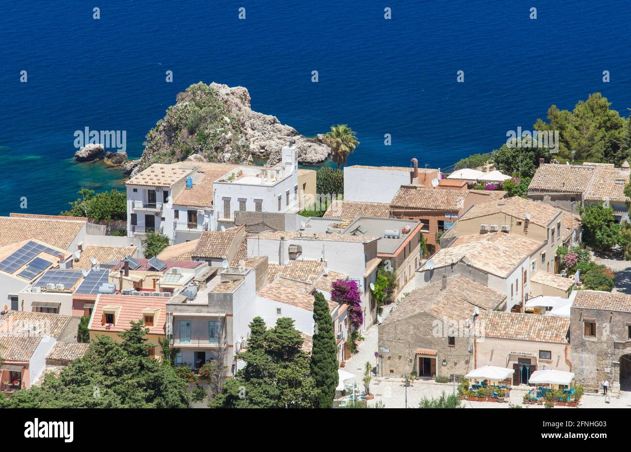 Scopello, Trapani, Sizilien, Italien. Blick über die Dächer des Dorfes auf das tiefblaue Wasser des Golfs von Castellammare. Stockfoto