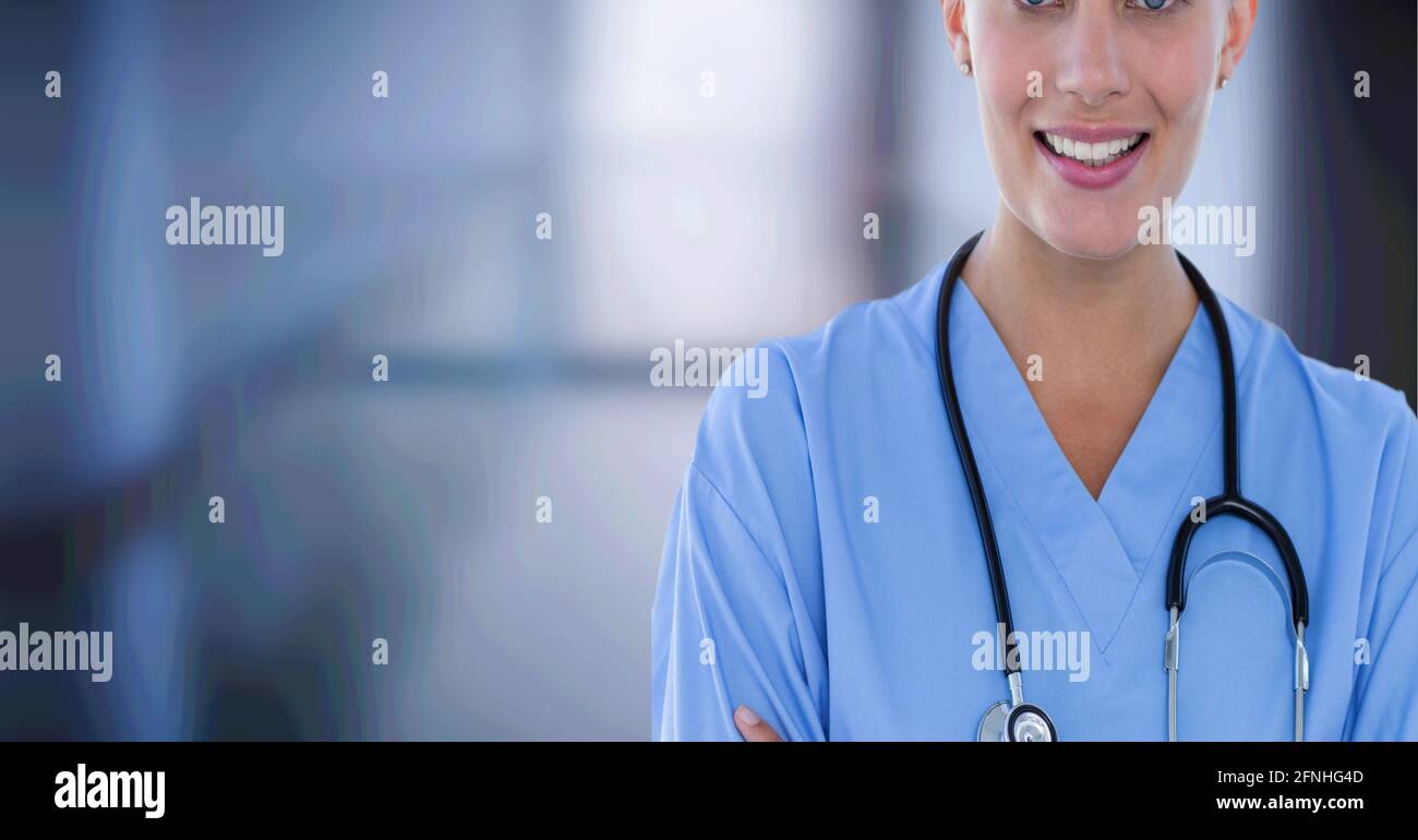 Zusammensetzung des mittleren Abschnitts der weiblichen Chirurgen in Scrubs und Stethoskop Mit Kopierbereich Stockfoto