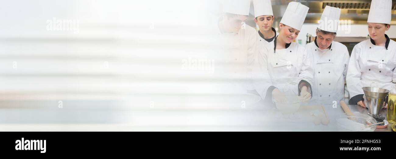 Gruppen von Küchenchefs, die in einer Küche, einer Restaurantküche und Konzepten der Lebensmittelindustrie kochen Stockfoto