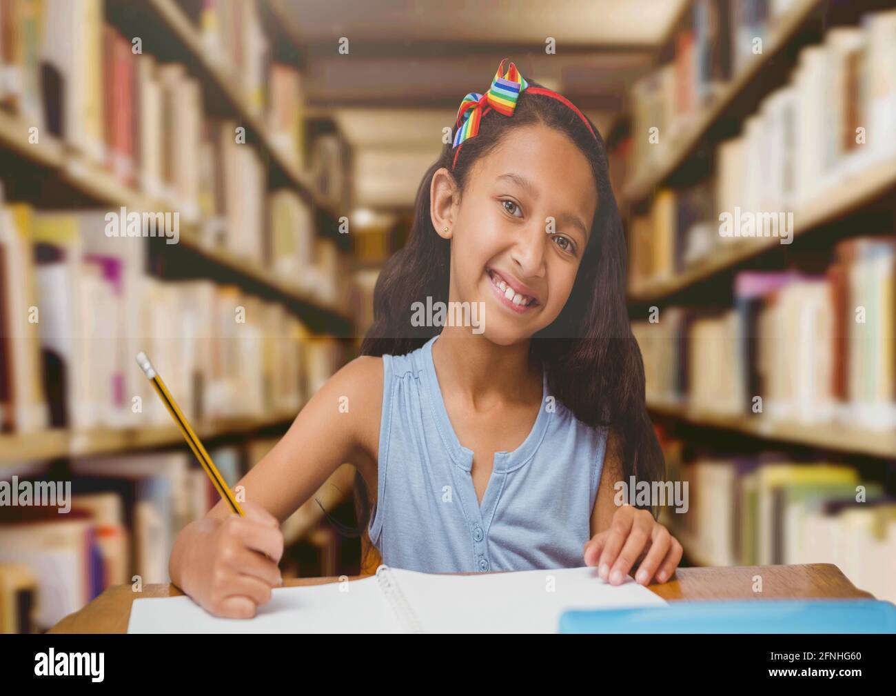 Schulmädchen, die lächeln, um die Kamera, während studing in Eine Bibliothek Stockfoto
