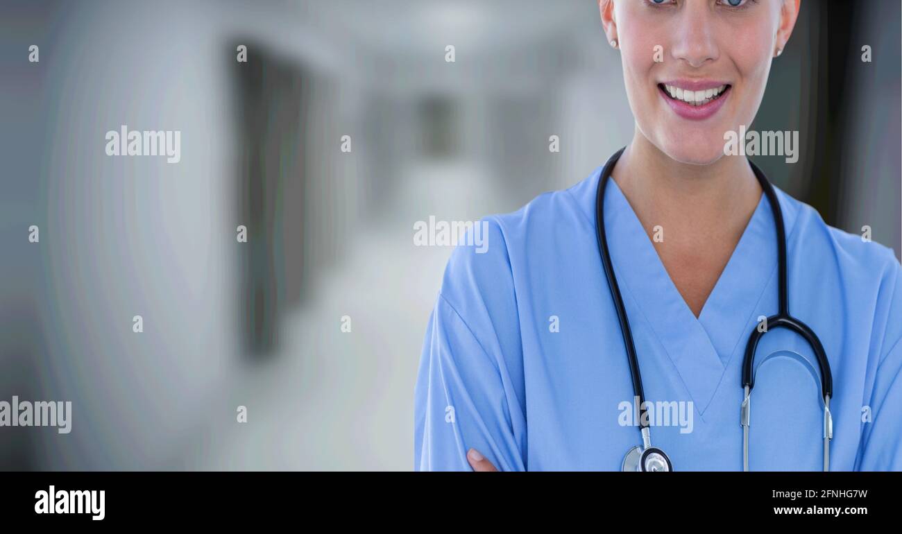Zusammensetzung des mittleren Abschnitts der weiblichen Chirurgen in Scrubs und Stethoskop Mit Kopierbereich Stockfoto
