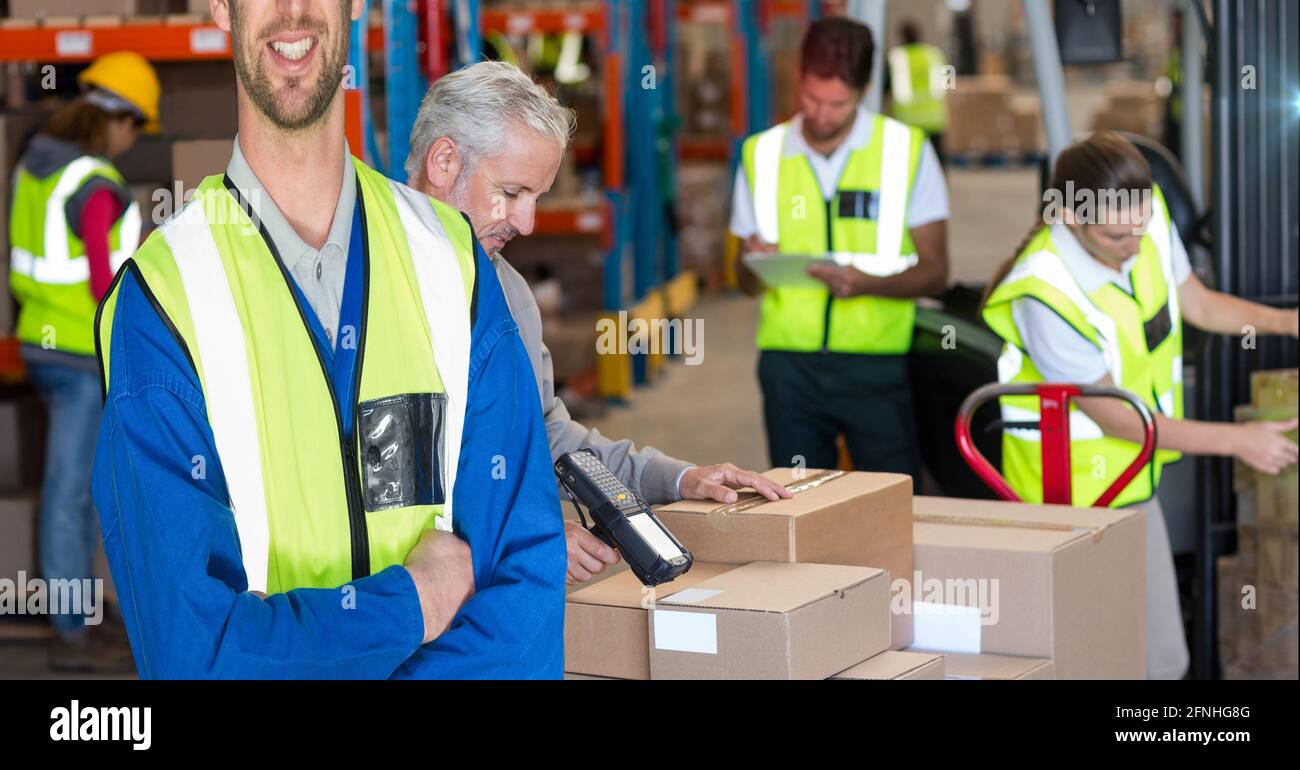Mittelteil eines glücklichen kaukasischen Arbeiters mit gelber Weste Ein Lager vor versteckten Kollegen Stockfoto