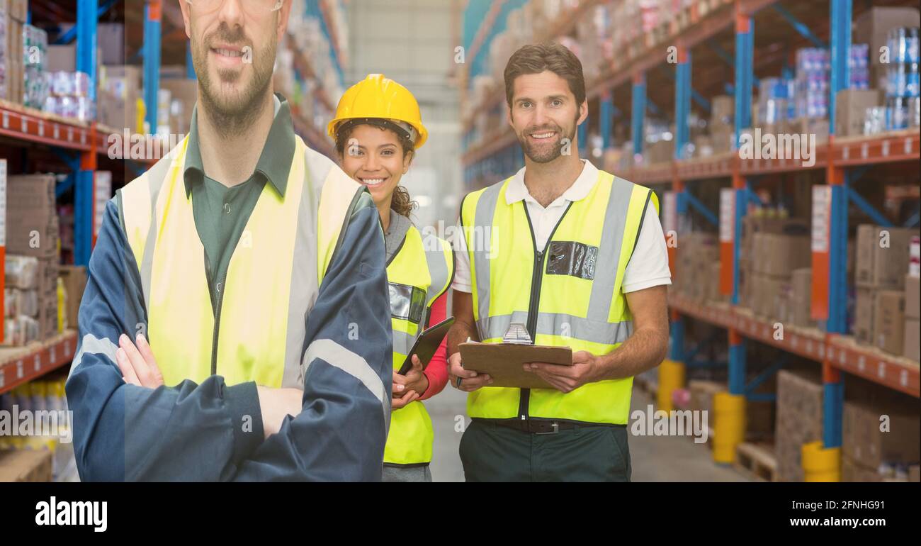 Mittelteil eines glücklichen kaukasischen Arbeiters mit gelber Weste Ein Lager vor versteckten Kollegen Stockfoto