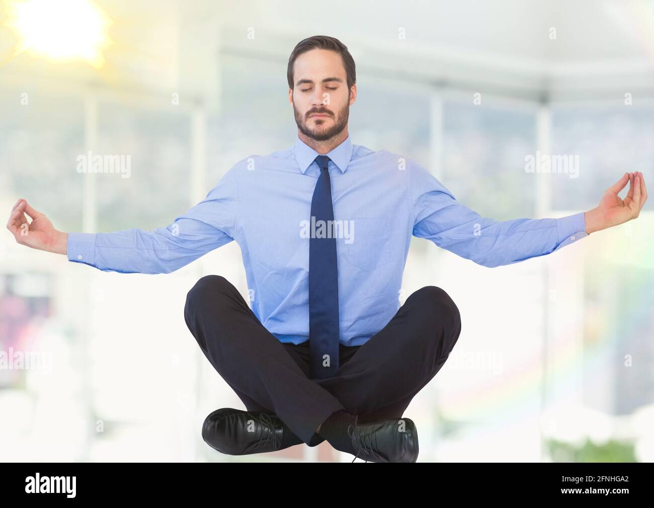 Komposition eines Geschäftsmannes mit geschlossenen Augen, meditierend über dem Büro schwebend Hintergrund Stockfoto