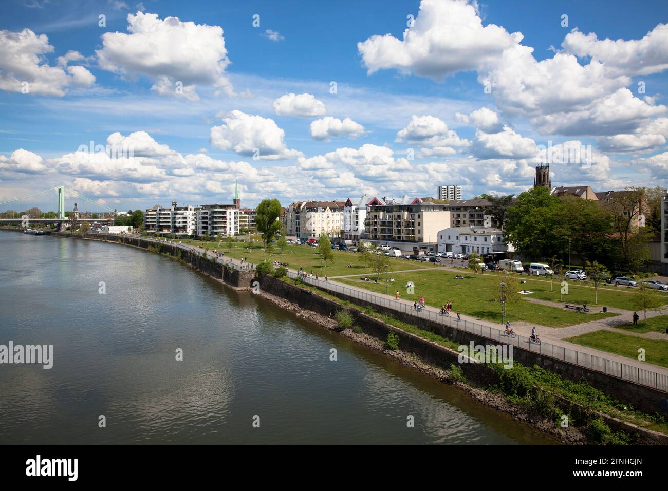 Die Ufer des Rheins im Bezirk Mülheim an der Ruhr, Köln, Deutschland das Rheinufer in Koeln-Muelheim, Koeln, Deutschland. Stockfoto