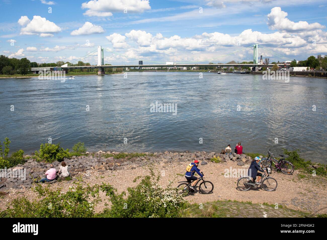 Die Muelheimer Brücke über den Rhein, Köln, Deutschland. Die Muelheimer Brücke über den Rhein, Köln, Deutschland. Stockfoto