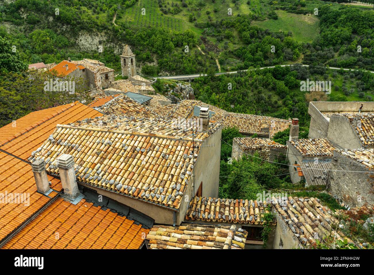 Draufsicht auf die Dächer des alten Bergdorfes Corvara. Corvara, Provinz Pescara, Abruzzen, Italien, Europa Stockfoto