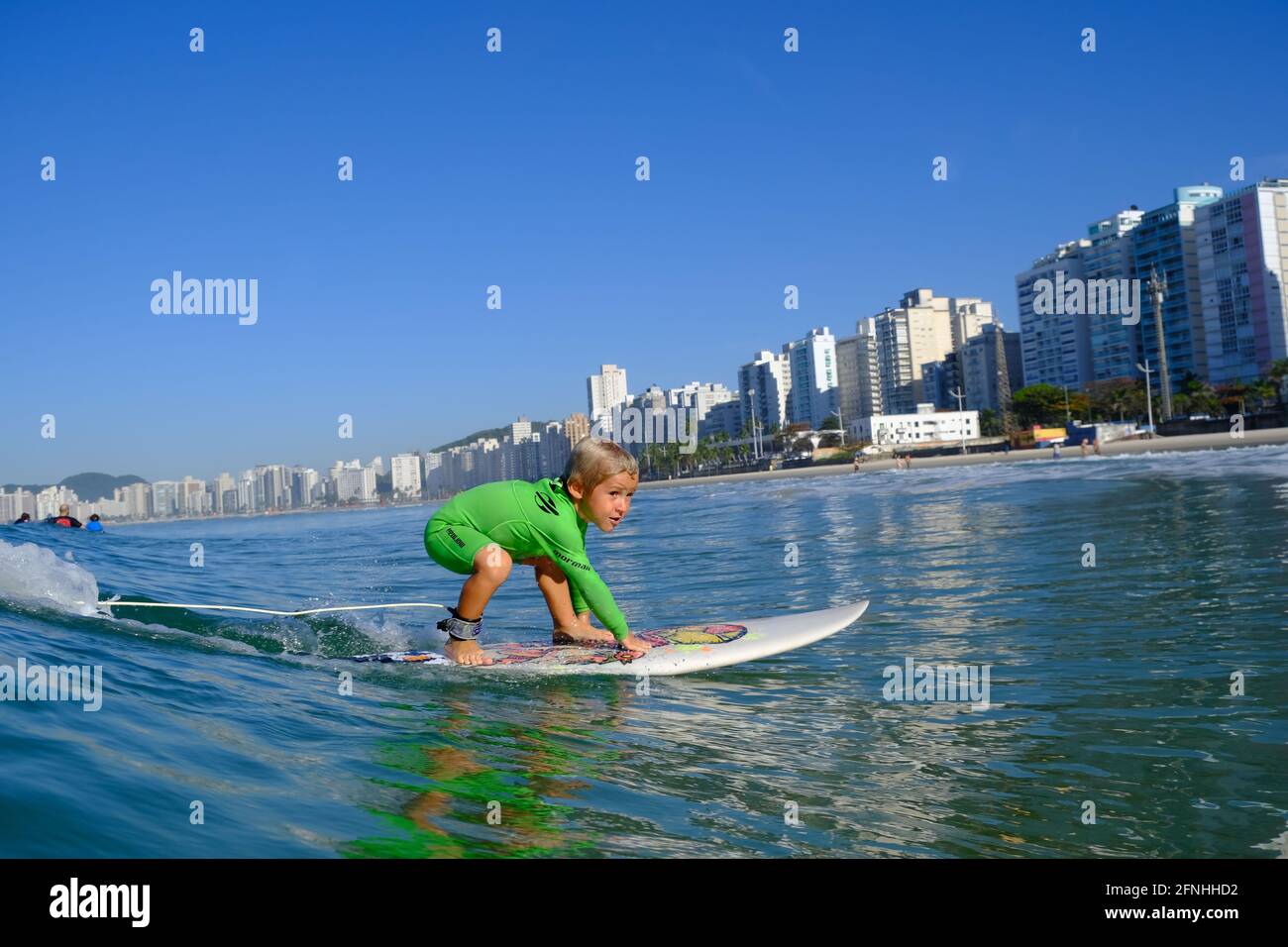Dieser Surfer-Junge ist seit seinem sechsten Lebensmonat im Wasser. BRASILIEN: DIESE AUFNAHMEN eines ZWEIJÄHRIGEN Jungen beim Surfen werden Sie in die Luft sprengen. Abheben Stockfoto