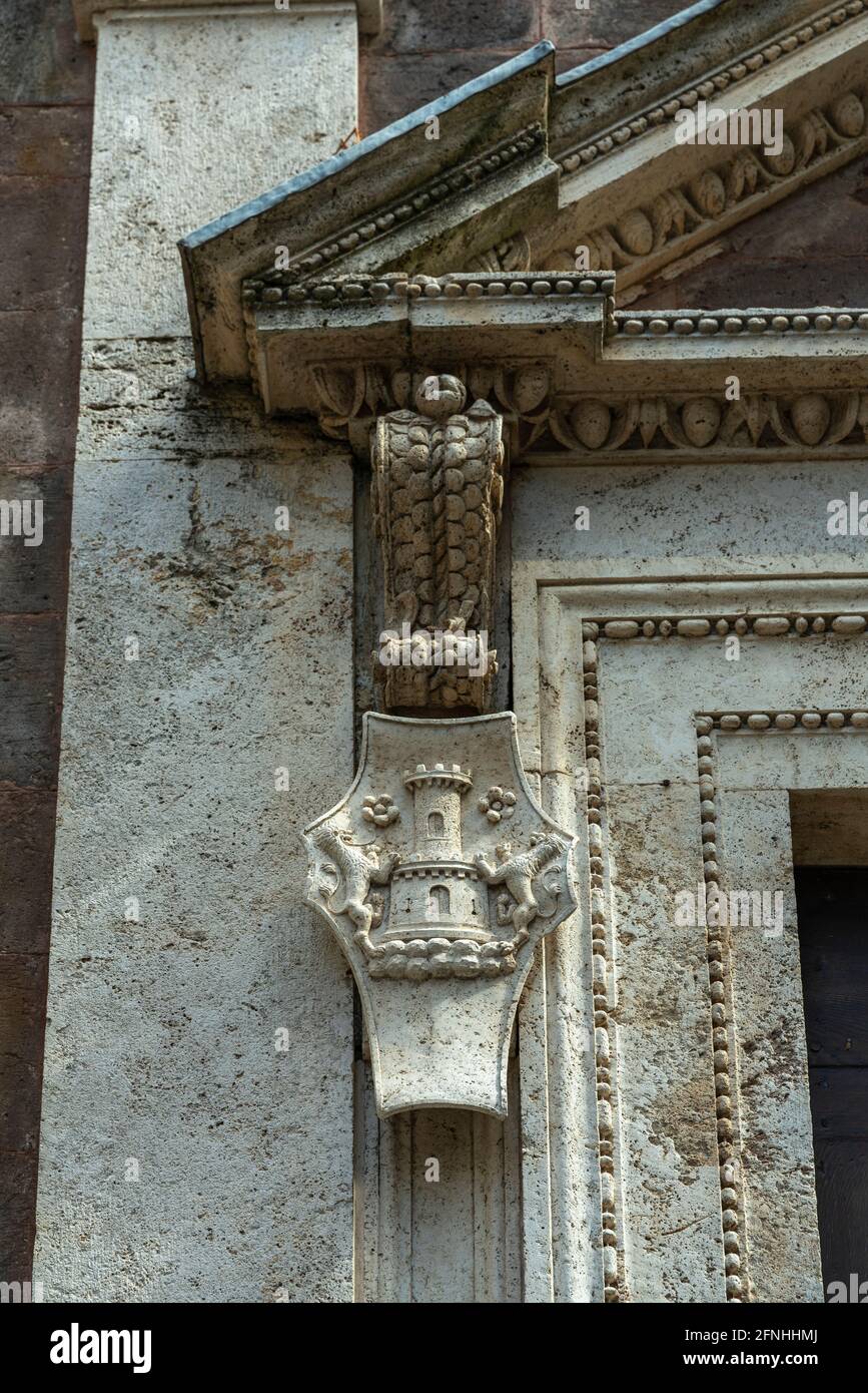 Detail des Eingangsportals der Kirche von San Rocco im historischen Zentrum von Pitigliano. Pitigliano, Grosseto, Toskana, Italien, Europa Stockfoto