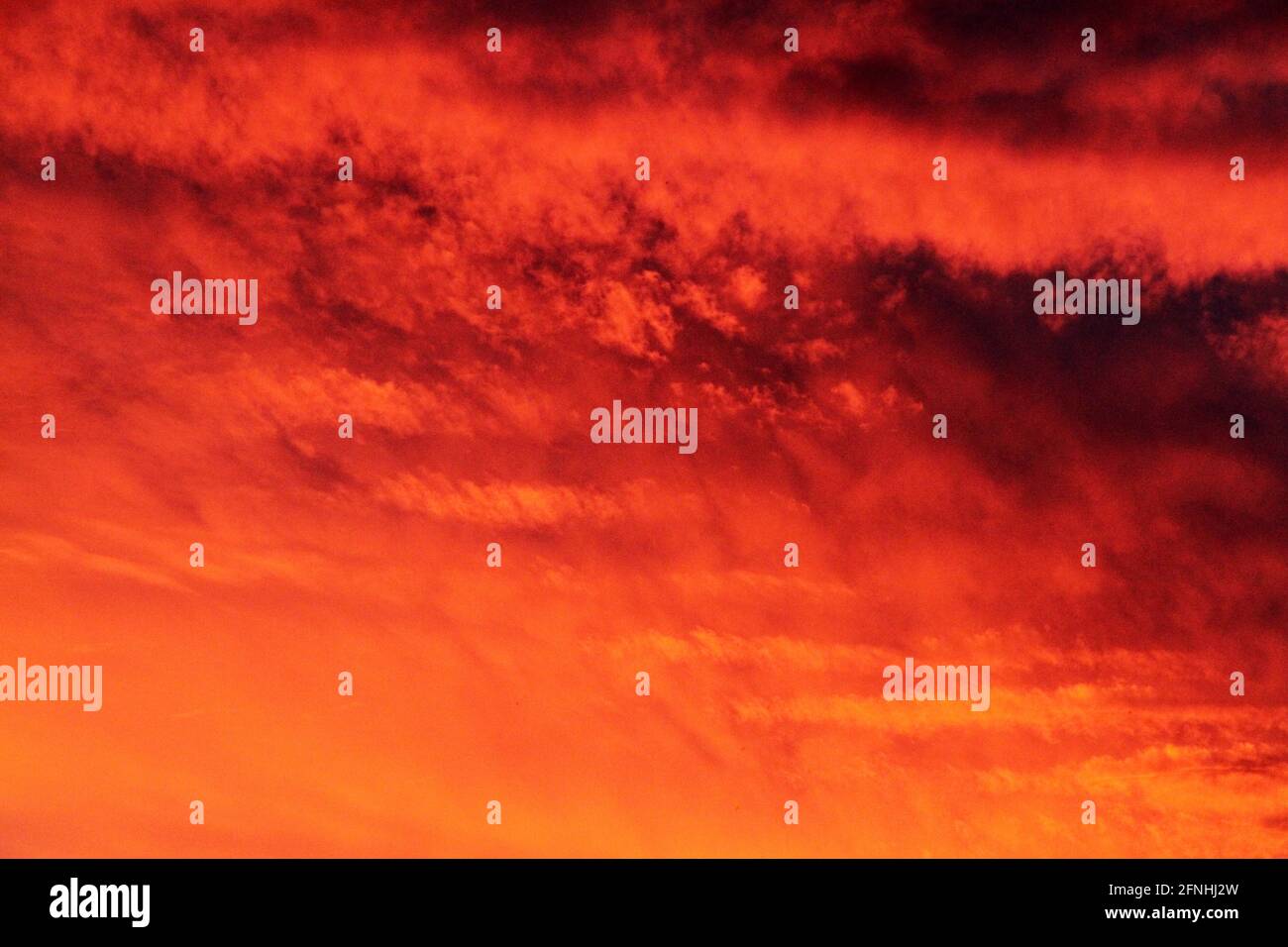 Wunderschöne Sonnenuntergangsfarben an einem bewölkten Himmel Stockfoto